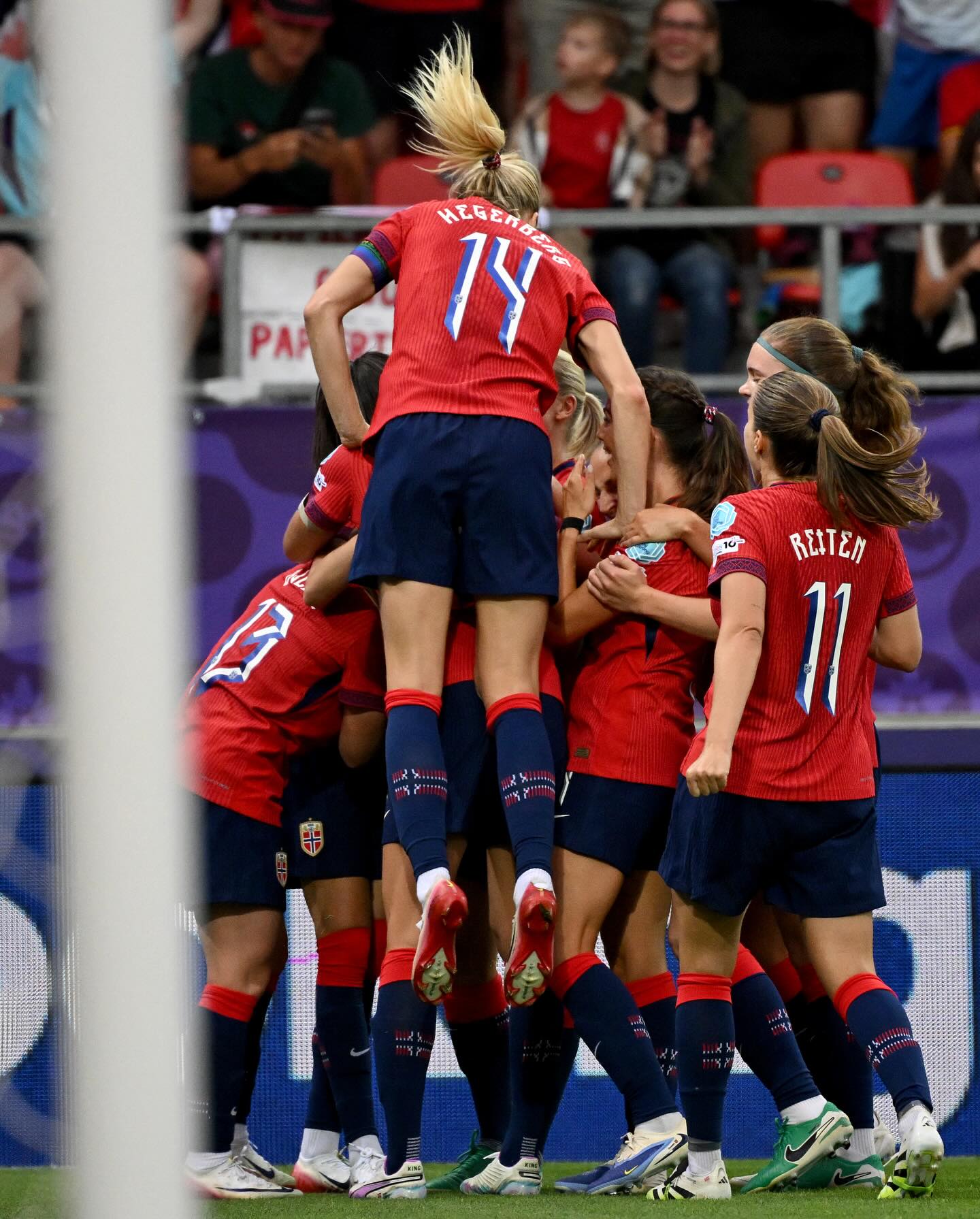 Puede ser una imagen de 7 personas, personas jugando al fútbol y texto