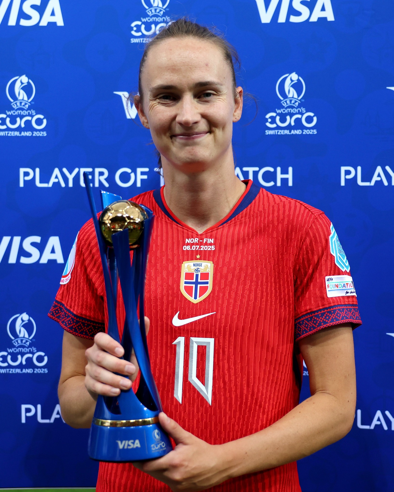 Puede ser una imagen de 1 persona, jugando al fútbol, jugando al fútbol y texto que dice "ISA ひA womon't Eur SWITZER VISA R 贝本 women's cura ITZERLAND 2025 Euro women's SWITZERLANG SWITZERLAND.2025 AND 2025 PLAYE.R OF ATCH PLA ISA NOR NOR-FIN FIN 06.07.2026 06.07 2026 MXCE OUNDATI اناه 6) पर women's curo women ITZERLAND 2025 PLA 10 10 VISA suro LA"