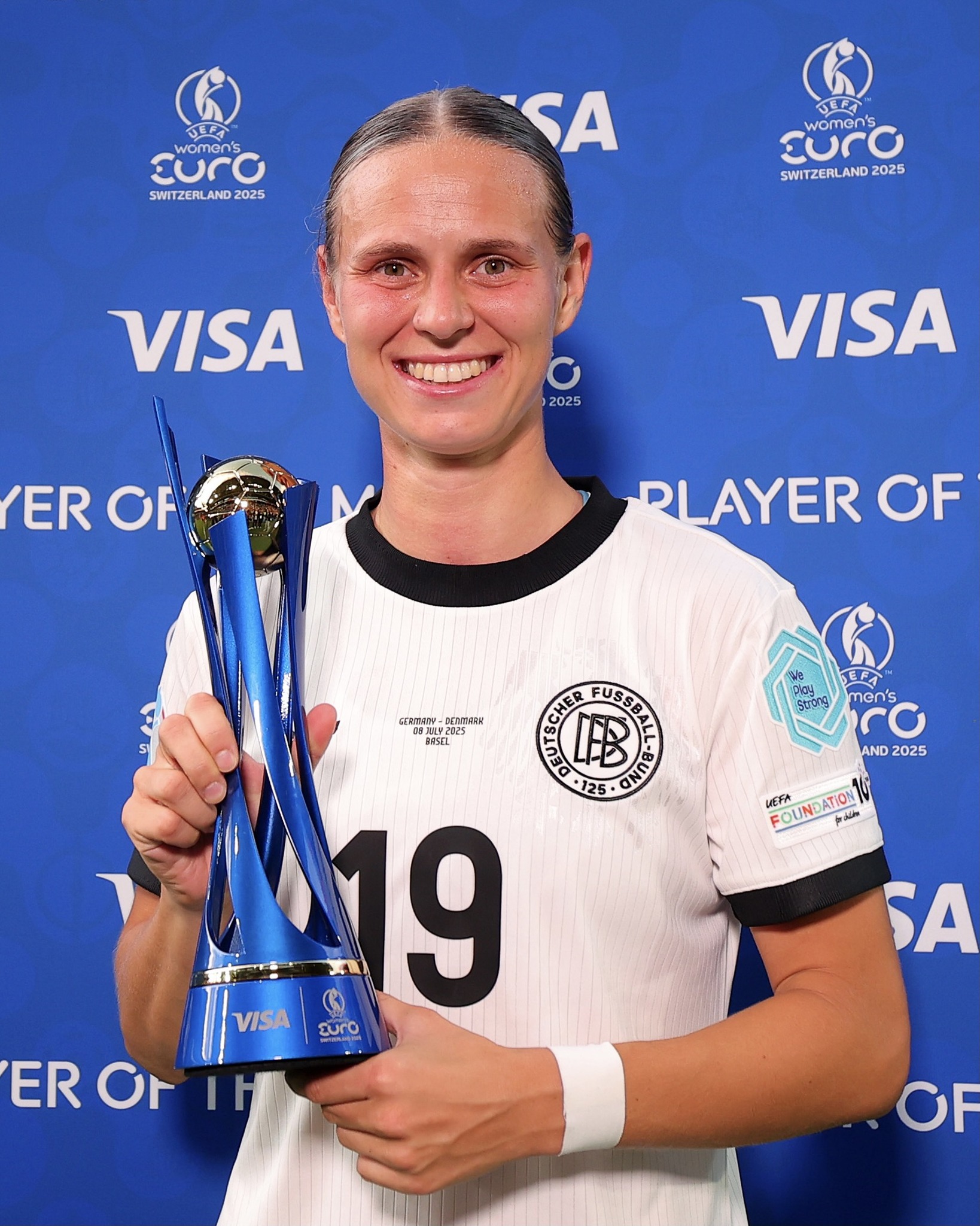 Puede ser una imagen de ‎1 persona, jugando al fútbol, jugando al fútbol y ‎texto que dice "‎UEFA Euro women's SWITZERLAND2 2025 SA UERA women's SWITZERLAND 2025 VISA 2025 VISA ER EROF O RLAYER OF BEFA men's รัชวกมิ AND 2025 ตรมญคาง- -េ CETTИK CHER FUSSB BESEL () CC a M19 19 125 CHO VISA SUro ER EROF Or LEFA ATION EDUNDATON! N وز SA OF‎"‎‎