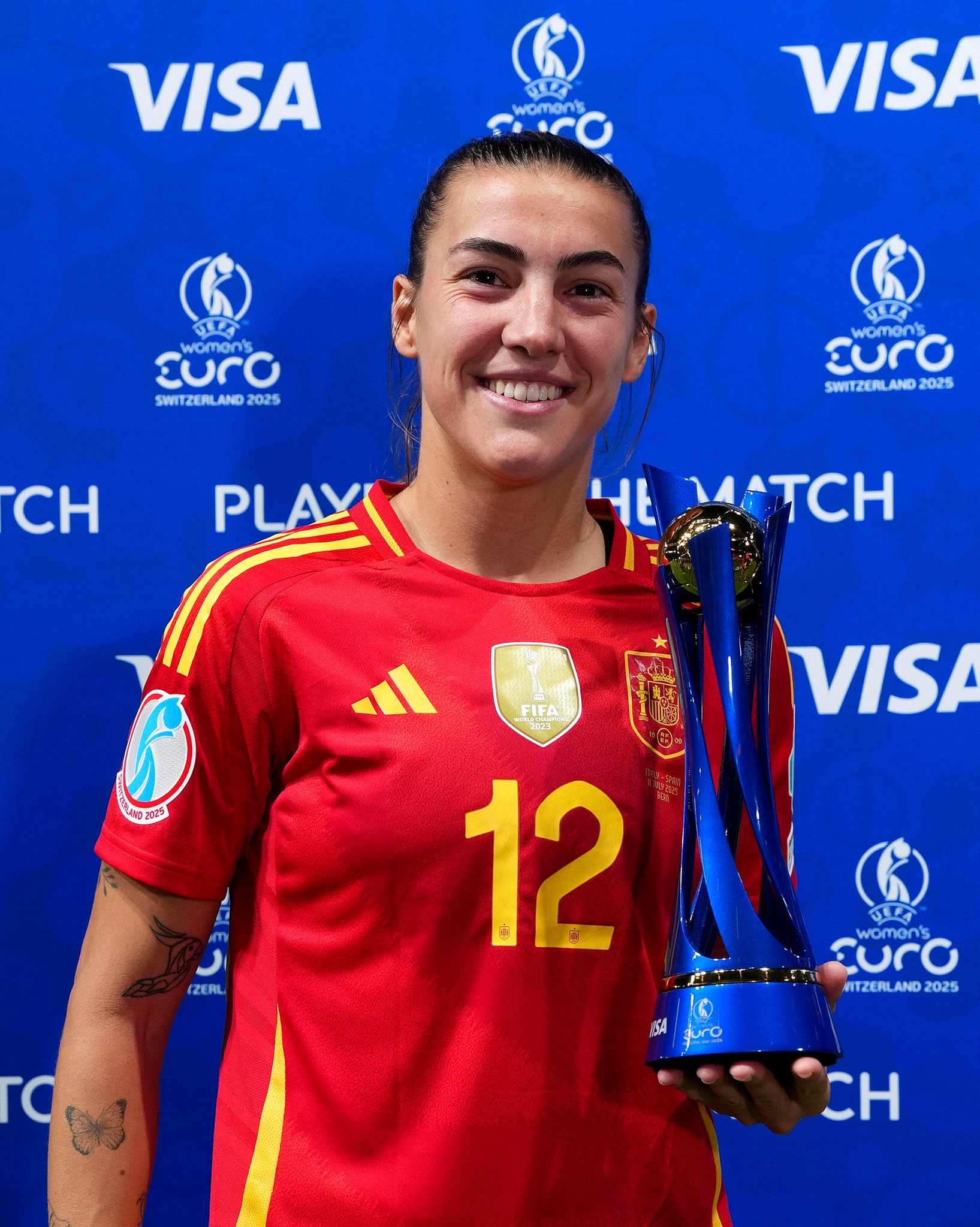 Puede ser una imagen de 1 persona, jugando al fútbol, jugando al fútbol y texto que dice "R বर womens VISA VISA curo womon's womon't SITA SWITZERLAND2 2025 C VITA Euro women SWITZERLAND SWIT 2025 CH PLAY 나 MATcH ស3 VISA (ZERL 12 C JLAA womon's curo ITZERLAND202 SITZERLA 2025 quro CH"