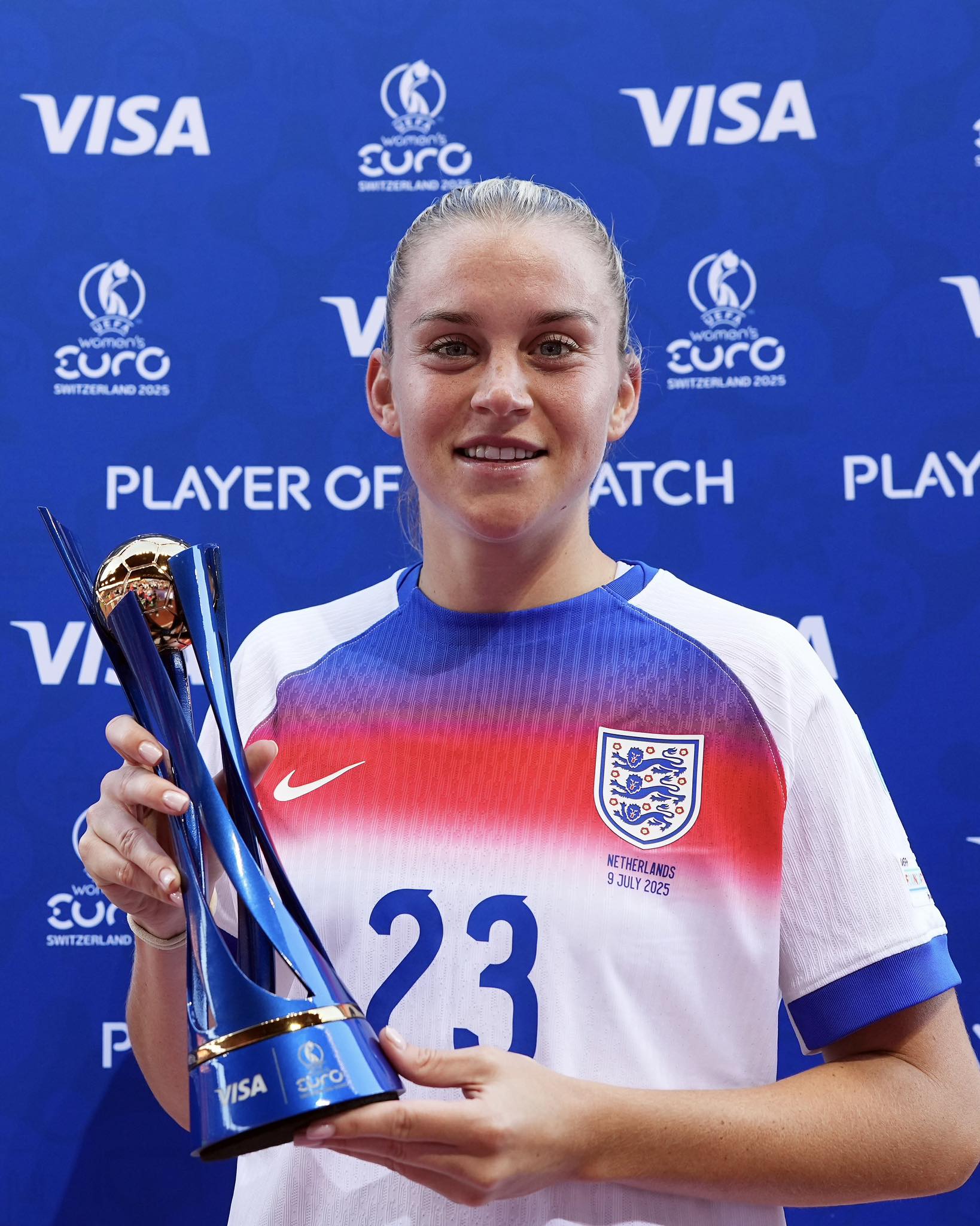 Puede ser una imagen de 1 persona, jugando al fútbol, jugando al fútbol y texto que dice "VISA र Euro SIMITZERLAM VISA वट womens Euro SWITZER AND 2025 V रংং Euro SWITZER SWITZEPLAND2025 AND 2025 2025 PLAYER OF ATCH PLAY VI. つ克。 SUC SWITZERLAN NETHERLANDS 9JMY NETHER! AADS 2025 P VISA 23 suro"