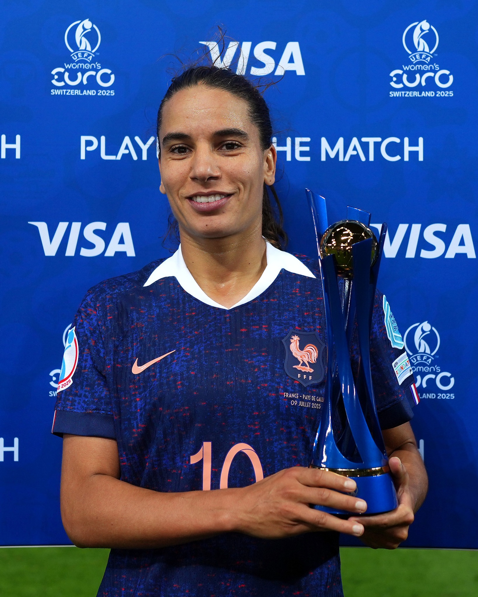 Puede ser una imagen de 1 persona, jugando al fútbol, jugando al fútbol y texto que dice "JEFA women's cura SWITZERLAND2 2025 H UEFA women's cura SWITZERLAND 2025 PLAY HE MATC VISA VISA 2029 SV SRAKGE-FAR OлилaH M JEFA somen's prC LAND AND 2025 I 10"