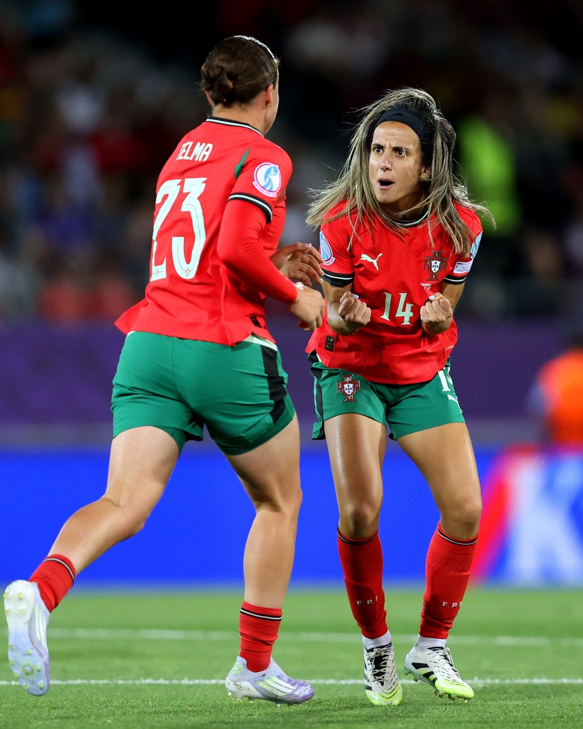 Puede ser una imagen de 2 personas, personas jugando al fútbol, personas jugando al fútbol y texto que dice "C ELMA 23"
