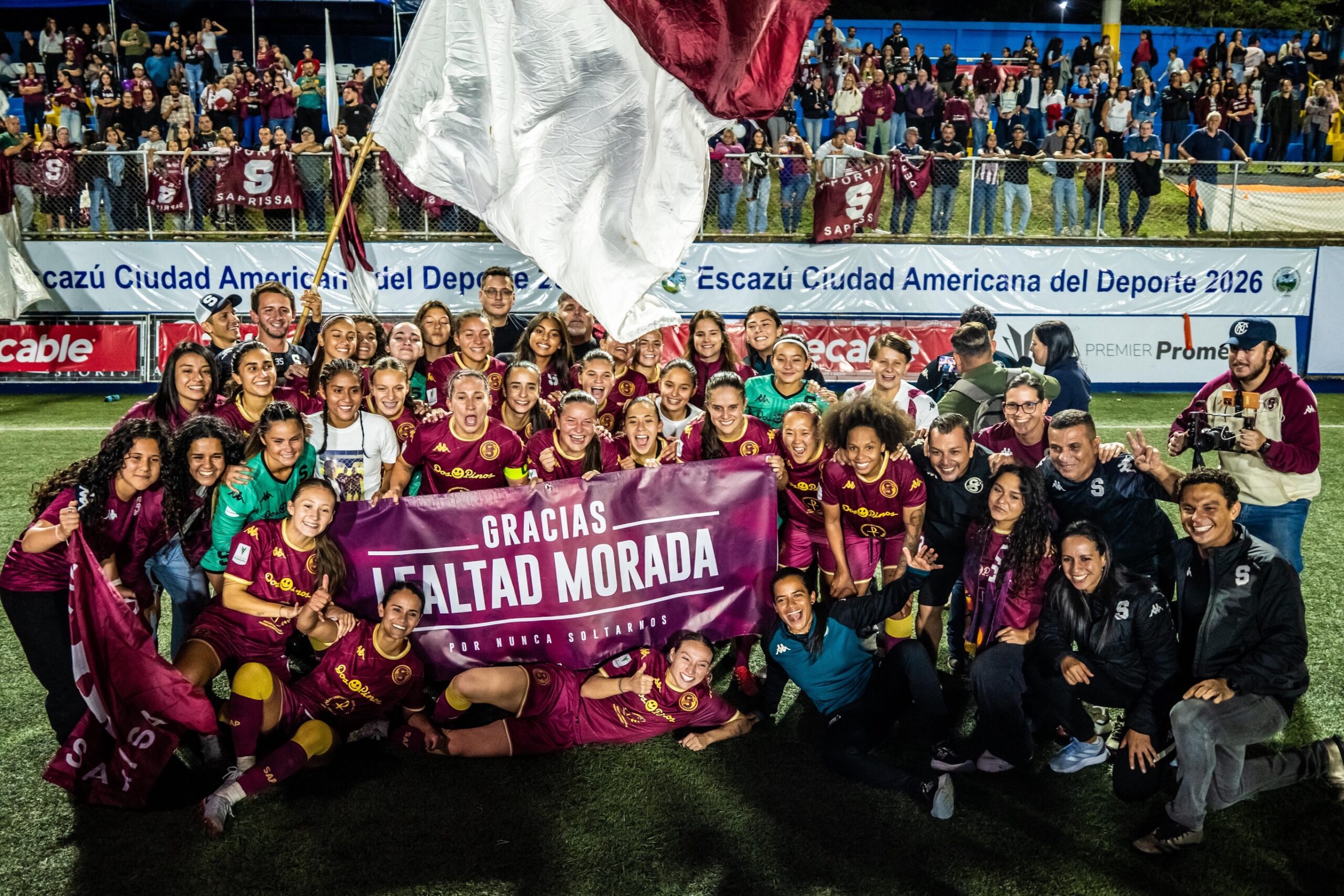 Puede ser una imagen de ‎fútbol, multitud y ‎texto que dice "‎SAPRISSA cazú Ciudad Amorican icAn delDe tiel Dep cable PEURES Escazú Ciudad Americana del Deporte 2026 i FREMICRProme PREMIER Promé لعو .့မြေ ゆンート DDrum GRACIAS MORADA FALTAD POB ИXEA SOLTALMOS கஇம ひ 酎‎"‎‎
